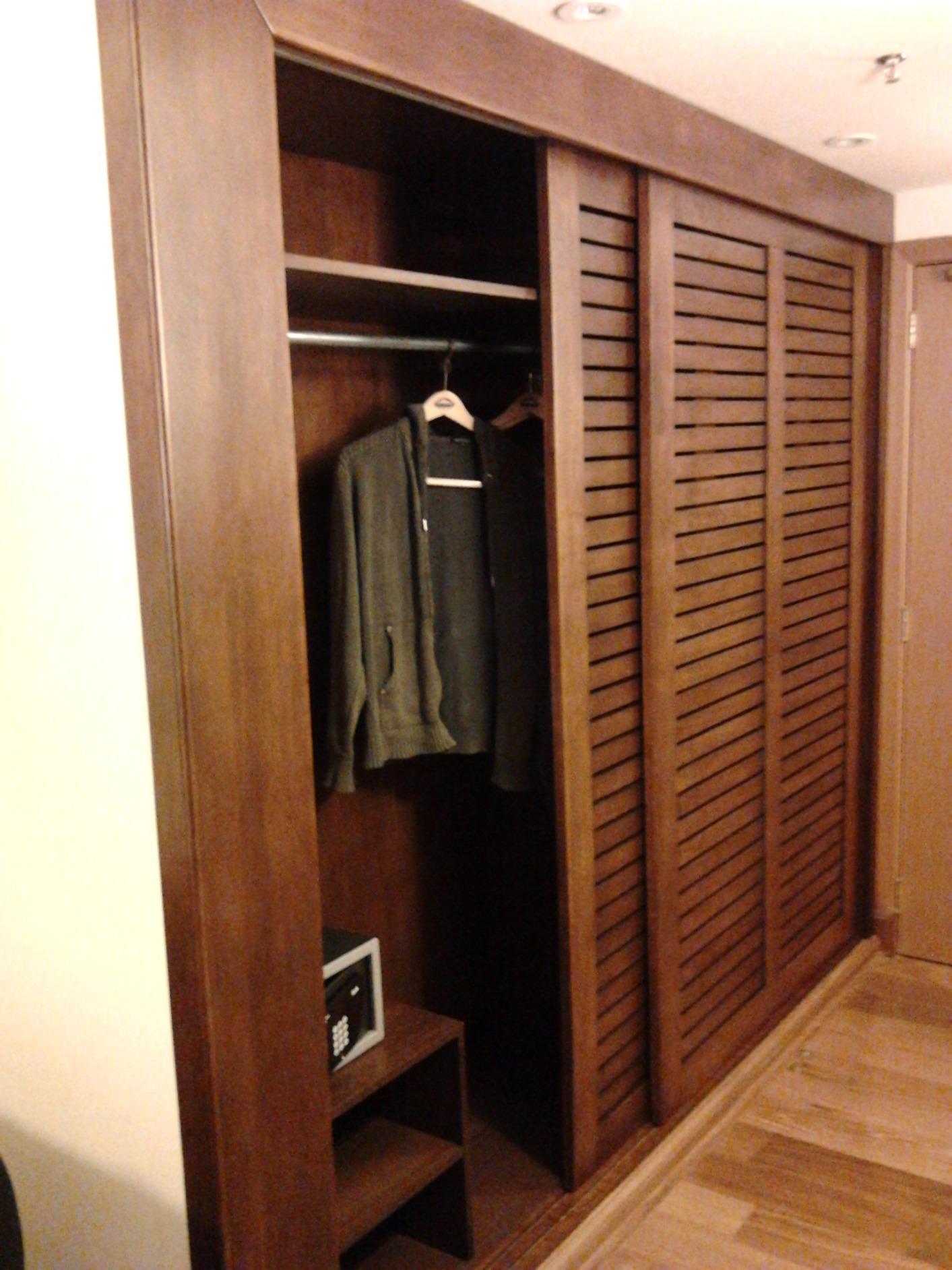 Armário embutido com portas de correr - Lucas Marcenaria