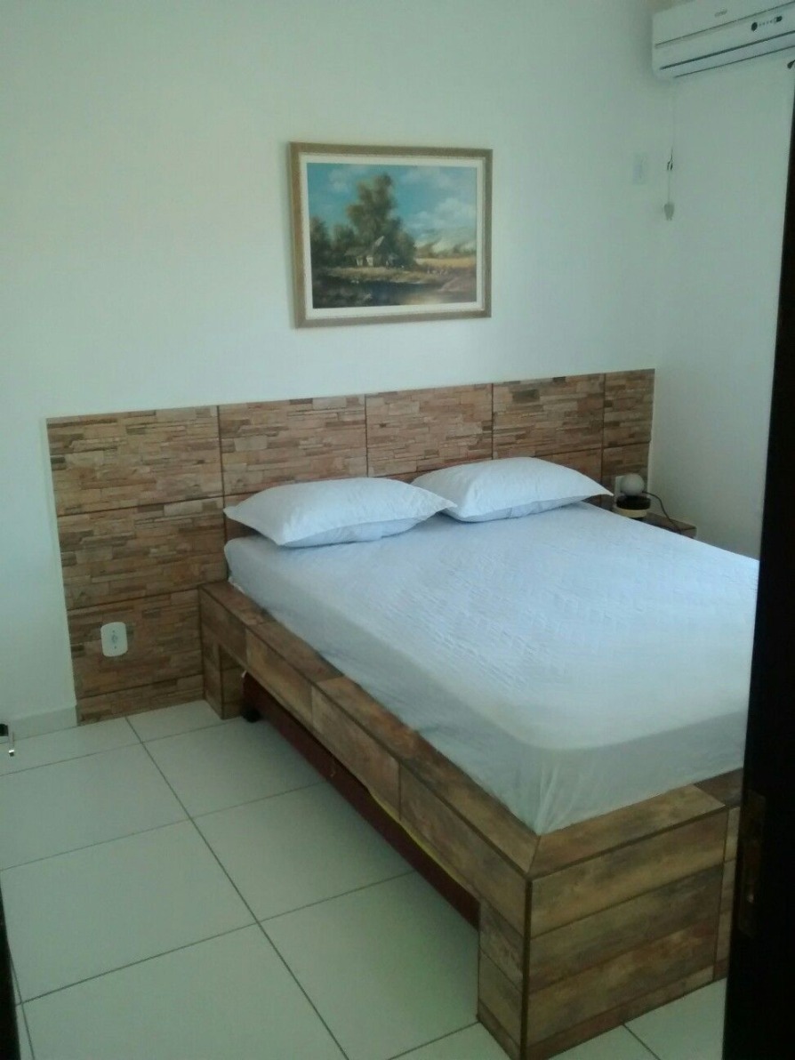 Cama casal com cabeceira e criado mido, em alvenaria, com