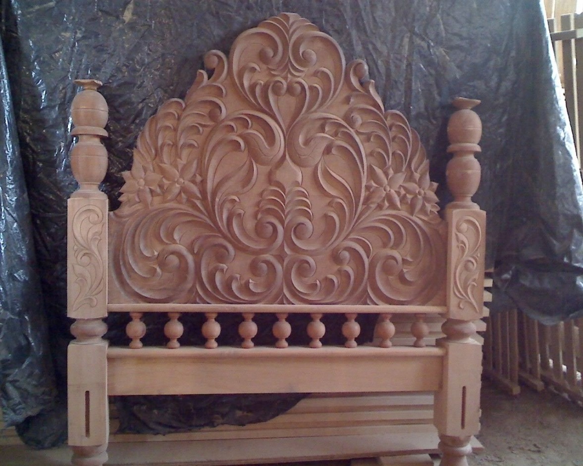 Cama em madeira entalhada  Cama de madeira, Mobiliário de paletes