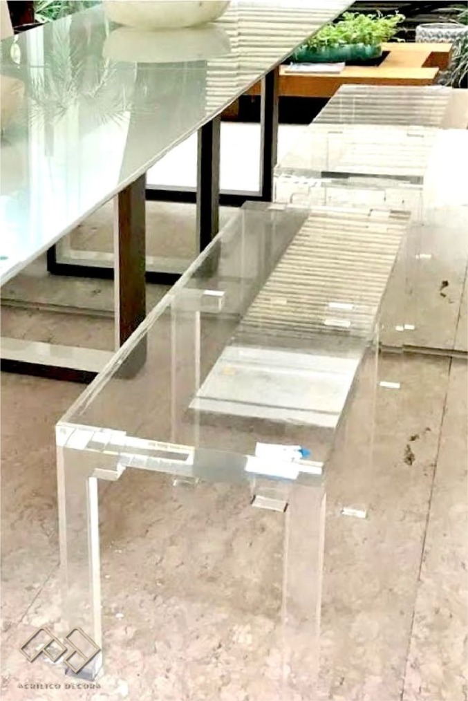 Móveis de acrílico são modernos e deixam o ambiente muito mais
