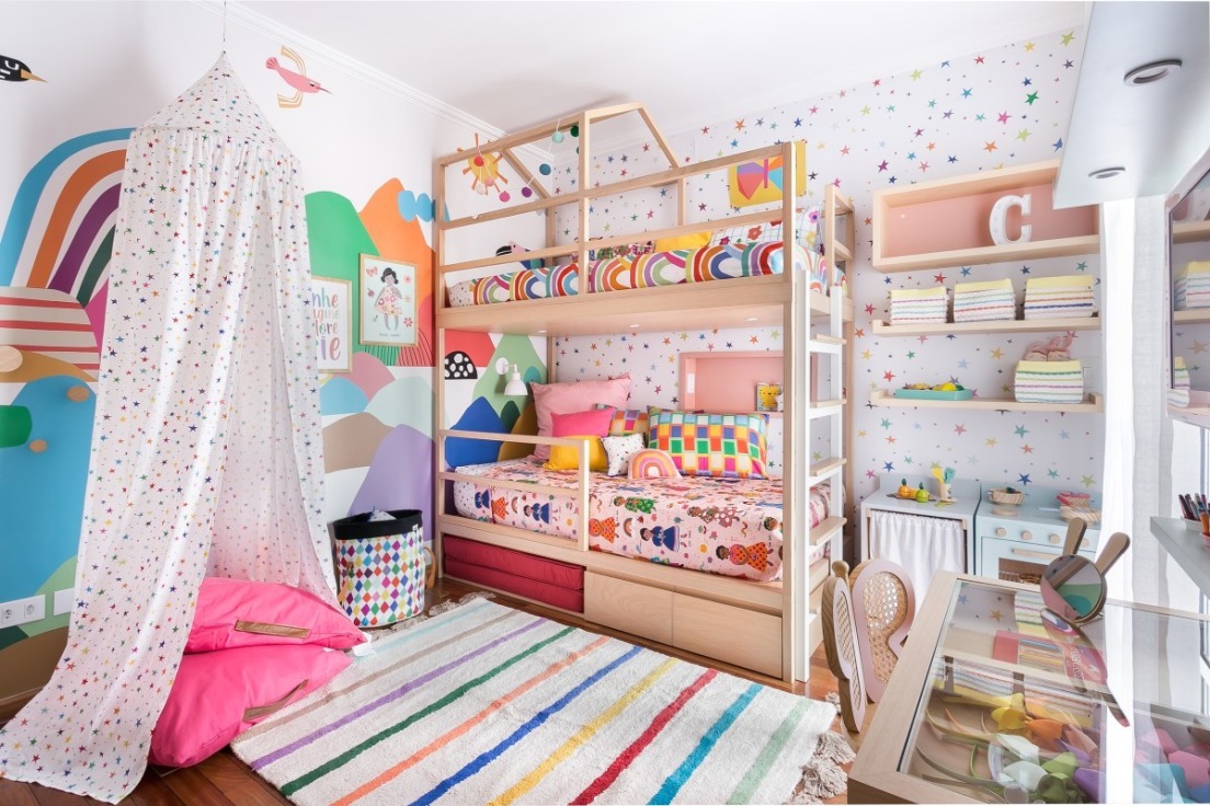 Quarto infantil traz decoração lúdica e espaço livre para brincar